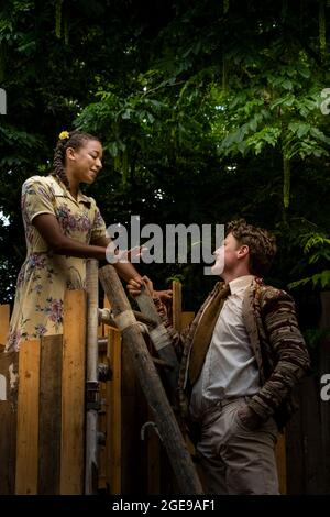 Attori Imogen Opie e Jonty Peach nella scena balconata da Romeo e Giulietta. The Duke's Theatre Company. Trebah Garden Amphitheatre in Cornovaglia. Foto Stock