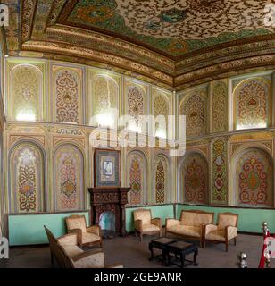 Shiraz, Iran, 16 luglio 2021 all'interno del giardino persiano di Narenjestan Ghavam o Qavam con il suo padiglione storico, le porte e le pareti. Foto Stock