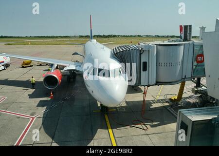 Belgrado, Serbia, 15 luglio 2021. Aeroporto Nikola Tesla. Preparazione dell'aeroplano prima del volo. Foto Stock