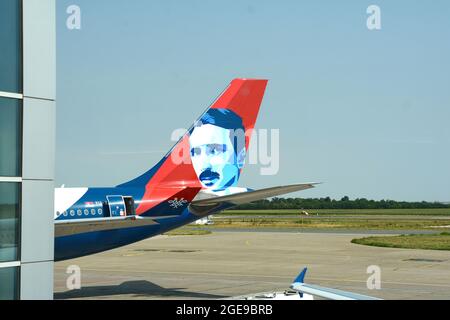 Belgrado, Serbia, 15 luglio 2021. Aeroporto Nikola Tesla. Preparazione dell'aeroplano prima del volo. Foto Stock