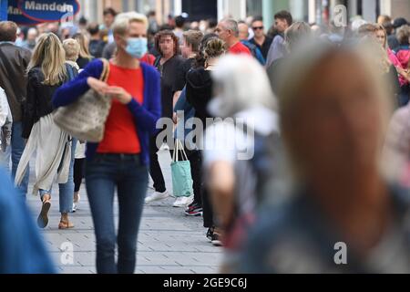 Monaco, Germania. 17 agosto 2021. Grande corsa nelle zone pedonali a Monaco il 17 agosto 2021, clienti, persone. Nonostante l'incidenza crescente, il requisito della maschera è aumentato. Credit: dpa/Alamy Live News Foto Stock