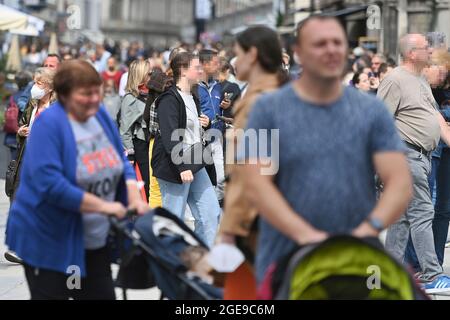 Monaco, Germania. 17 agosto 2021. Grande corsa nelle zone pedonali a Monaco il 17 agosto 2021, clienti, persone. Nonostante l'incidenza crescente, il requisito della maschera è aumentato. Credit: dpa/Alamy Live News Foto Stock