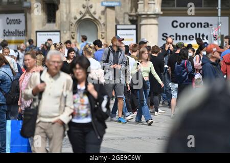 Monaco, Germania. 17 agosto 2021. Grande corsa nelle zone pedonali a Monaco il 17 agosto 2021, clienti, persone. Nonostante l'incidenza crescente, il requisito della maschera è aumentato. Credit: dpa/Alamy Live News Foto Stock