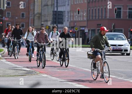 Monaco, Germania. 17 agosto 2021. I ciclisti cavalcano le loro bici, le bici su una pista ciclabile a Monaco nel traffico cittadino, competono con le automobili per cavalcare una bici. Credit: dpa/Alamy Live News Foto Stock