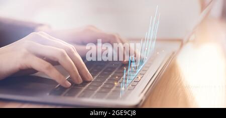 Le mani di signora di affari irriconoscibile che scrivano sul calcolatore, facendo l'analisi di mercato Foto Stock