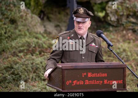 Pegnitz, Germania. 18 agosto 2021. Il generale del brigadiere americano Joseph Hilbert parla durante una commemorazione di un incidente di elicottero dell'esercito degli Stati Uniti. Il 18 agosto 1971, un elicottero Chinook dell'esercito degli Stati Uniti si schiantò vicino a Pegnitz. 37 soldati sono stati uccisi nel crash. È il peggior incidente dell'esercito americano dalla seconda guerra mondiale. Credit: Daniel Karmann/dpa/Alamy Live News Foto Stock