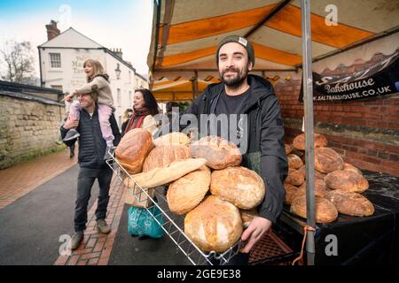 La città di Stroud in Gloucestershire - il panettiere Dominic Salter con il suo stallo su Union Street durante la giornata di mercato Foto Stock