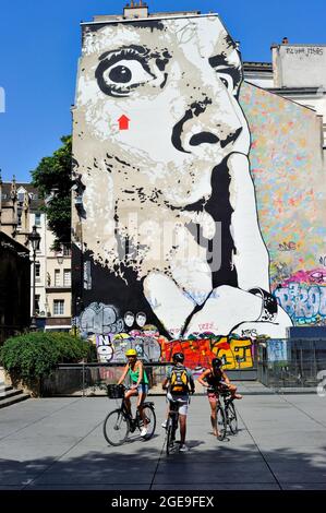 FRANCIA, PARIGI (75) 4 ° ARRONDISSEMENT, PIAZZA IGOR-STRAVINSKY, STREET ART, 'CHUUUUTTT!!!' AUTORITRATTO DI AEROSOL JEF, TOUR GUIDATO IN BICICLETTA Foto Stock