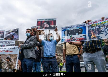 WESTMINSTER LONDRA 18 agosto 2021. Gli ex interpreti dell'esercito britannico in Afghanistan hanno organizzato una protesta al di fuori del Parlamento chiedendo una maggiore protezione per i traduttori rimasti a Kabul dopo che i talebani hanno assunto il potere in Afghanistan subito dopo il ritiro delle truppe britanniche e statunitensi. Il Parlamento britannico è stato ricordato con il ritorno degli MPS dalla pausa estiva per discutere la crisi afghana e il reinsediamento dei rifugiati afghani. Credit amer Ghazzal/Alamy Live News Foto Stock