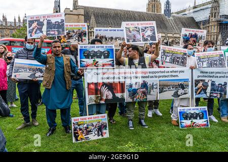 WESTMINSTER LONDRA 18 agosto 2021. Gli ex interpreti dell'esercito britannico in Afghanistan hanno organizzato una protesta al di fuori del Parlamento chiedendo una maggiore protezione per i traduttori rimasti a Kabul dopo che i talebani hanno assunto il potere in Afghanistan subito dopo il ritiro delle truppe britanniche e statunitensi. Il Parlamento britannico è stato ricordato con il ritorno degli MPS dalla pausa estiva per discutere la crisi afghana e il reinsediamento dei rifugiati afghani. Credit amer Ghazzal/Alamy Live News Foto Stock