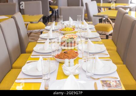 Cena allestito di pasti africani con jollof di riso Foto Stock