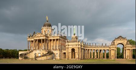 I Colonnato con i comuns nel Parco del Palazzo Sanssouci a Potsdam Foto Stock