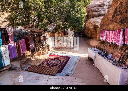 Souvenir turistici in mostra a Siq al-Barid o Little Petra in Giordania. Foto Stock