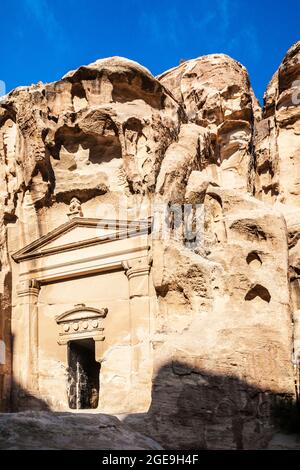 Tempio all'inizio di Siq al-Barid o piccola Petra in Giordania Foto Stock