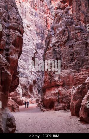 Il canyon conosciuto come al Siq all'ingresso della città rosa di Petra in Giordania. Foto Stock