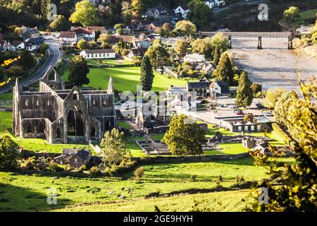 Le rovine di Tintern Abbey nel Monmouthshire in Galles. Foto Stock