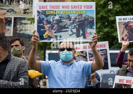 LONDRA, INGHILTERRA - AGOSTO 18 2021, ex interpreti afghani per le forze britanniche protestano su Parliament Square, Westminster, dopo che il parlamento è stato richiamato a causa della situazione in Afghanistan Credit: Lucy North/Alamy Live News Foto Stock