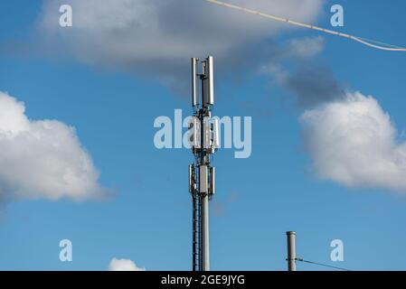 Torre con diversi tipi di trasmettitori e antenne cellulari Foto Stock