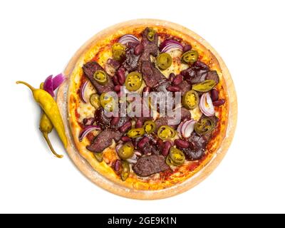 Pizza con fette di filetto di manzo, peperoncini verdi, cipolle rosse e fagioli rossi su piatto di legno isolato su sfondo bianco, vista ad angolo alto Foto Stock