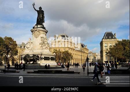 FRANCIA, PARIGI (75) 3, 10, 11 ° ARRONDISSEMENT, PLACE DE LA REPUBLIQUE, IL MONUMENTO ALLA REPUBLIQUE Foto Stock