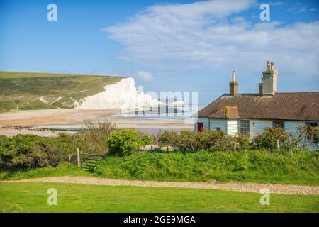 I Cottages della guardia costiera e le sette scogliere delle Sorelle. Foto Stock