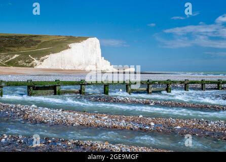 Il fiume Cuckmere sotto le sette Sorelle a Cuckmere Haven. Foto Stock