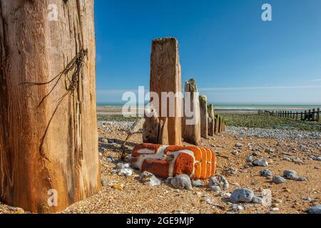 Un vecchio frangiflutti a Cuckmere Haven. Foto Stock