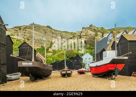 Vecchie barche e negozi di rete sul sentiero storico di Hastings. Foto Stock