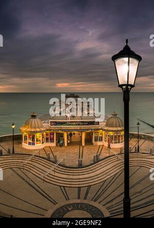 Tramonto al molo Cromer. Foto Stock