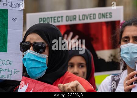 Londra UK 18 agosto 2021 sostenitori dell'Afghanistan rifugi protestano contro il parlamento durante il dibattito sulla crisi afghana. Credit Ian DavidsonAlamy Live News Foto Stock