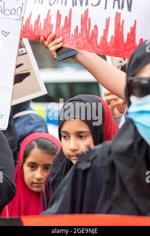 Londra UK 18 agosto 2021 sostenitori dell'Afghanistan rifugi protestano contro il parlamento durante il dibattito sulla crisi afghana. Credit Ian DavidsonAlamy Live News Foto Stock