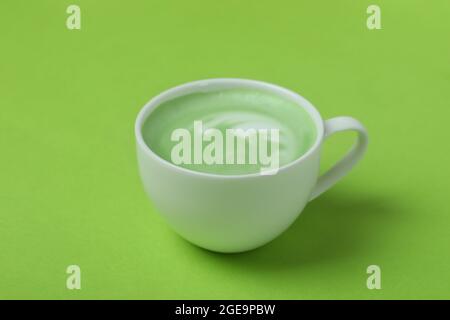 Tazza di latte matcha su sfondo verde Foto Stock