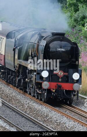 Locomotiva a vapore 34046 Braunton passando attraverso Kilnhurst, South Yorkshire sulla sua strada per York in un Saphos Trains classica escursione a vapore. Foto Stock