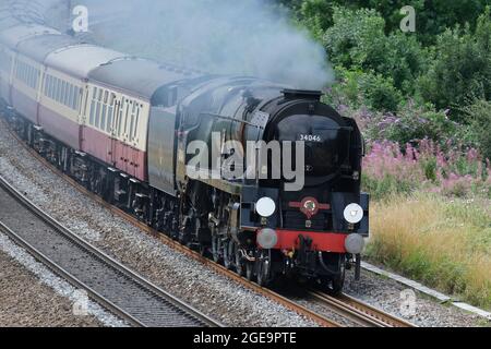 Locomotiva a vapore 34046 Braunton passando attraverso Kilnhurst, South Yorkshire sulla sua strada per York in un Saphos Trains classica escursione a vapore. Foto Stock