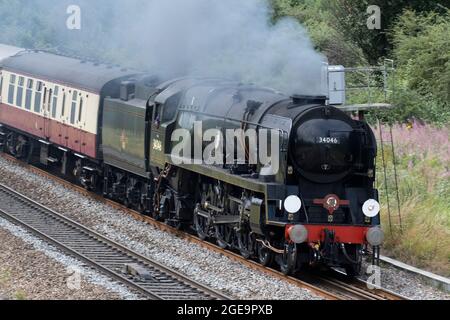 Locomotiva a vapore 34046 Braunton passando attraverso Kilnhurst, South Yorkshire sulla sua strada per York in un Saphos Trains classica escursione a vapore. Foto Stock