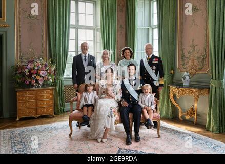 Sabato 14 agosto 2021, il principe Giuliano, duca di Halland, fu battezzato nella Cappella del Palazzo di Drottningholm. Il principe Giuliano circondato dalla sua famiglia e dai suoi padrini. Da sinistra: Sig. Jacob Högfeldt, sig.ra Frida Vesterberg, sig. Patrick Sommerlath, sig.ra Stina Andersson e sig. Johan Andersson. Il Principe Alessandro, la Principessa Sofia, il Principe Giuliano, il Principe Carl Philip e il Principe Gabriele. Foto Stock