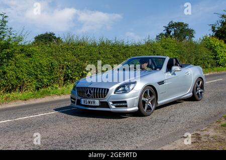 2013 Silver Mercedes Benz SLK Kompressor 2dr cabrio, in rotta per Capesthorne Hall classica mostra di luglio, Cheshire, Regno Unito Foto Stock