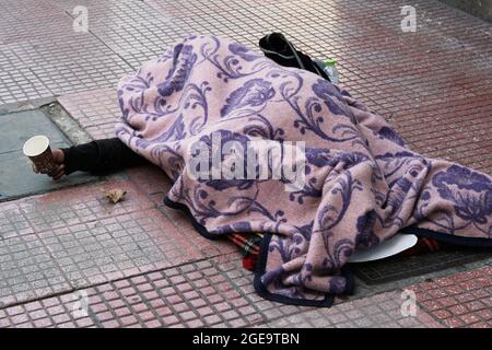 Grecia, Atene, 1 febbraio 2020 - una persona senza fissa dimora che chiede denaro nel centro di Atene. Foto Stock