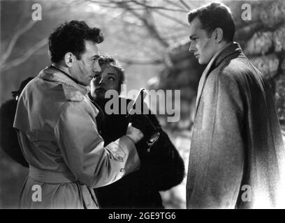 DANE CLARK SIMONE SIGNORET e ROBERT DUKE in LE TRAQUE aka GUNMAN IN THE STREETS 1950 regista BORYS LEWIN (versione francese) FRANK TUTTLE (versione americana) scrittori Jacques Companeez e Andre Tabet Films Sacha Gordine / Films Victor Pahlen Foto Stock