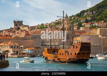 Nave a vela turistica che entra nel porto della città vecchia. Foto Stock