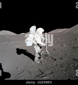 (11 dic. 1972) --- scienziato-astronauta Harrison H. Schmitt, pilota di modulo lunare, raccoglie campioni di rastrello lunare alla Stazione 1 durante la prima attività extraveicolare Apollo 17 (EVA) presso il sito di atterraggio di Taurus-Littrow. Questa foto è stata scattata dall'astronauta Eugene Cernan, comandante. Il rastrello lunare, uno strumento manuale di geologia lunare Apollo, viene utilizzato per raccogliere campioni discreti di rocce e trucioli di roccia di dimensioni comprese tra 1.3 centimetri e 2.5 centimetri Foto Stock