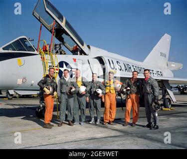 (20 gennaio 1961) --- Foto degli astronauti Mercury in piedi accanto ad un aeromobile di tipo Convair 106-B. Essi sono, da sinistra a destra, M. Scott Carpenter, L. Gordon Cooper Jr., John H. Glenn Jr., Virgil I. Grissom, Walter M. Schirra Jr., Alan B. Shepard Jr. E Donald K. Slayton. NOTA DELL'EDITORE: L'astronauta Gus Grissom morì nell'Apollo 1 -- Apollo/Saturno (AS-204) -- fuoco a Cape Kennedy, Florida il 27 gennaio 1967. L'astronauta Deke Slayton morì a causa di complicazioni di un tumore cerebrale, a League City, Texas, il 13 giugno 1993. L'astronauta Shepard morì dopo una lunga malattia a Monterey, California, il 21 luglio 1998. A partire da Foto Stock