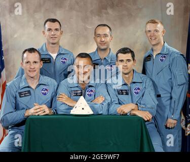 (1 aprile 1966) --- la National Aeronautics and Space Administration (NASA) ha nominato questi astronauti come il primo equipaggio del primo volo spaziale Apollo. Da sinistra a destra, sono Edward H. White II, modulo di comando pilota; Virgil I. Grissom, comandante di missione; e Roger B. Chaffee, modulo pilota lunare. Sulla seconda fila sono i membri dell'equipaggio di sostegno dell'Apollo 1, gli astronauti David R. Scott, James A. McDivitt e Russell L. Schweickart. NOTA DELL'EDITORE: Astronauti Grissom, Bianco e Chaffee hanno perso la vita in un incendio del 27 gennaio 1967 nell'Apollo CM durante i test a Cape Canaveral. McDivitt, Scott e SCH Foto Stock