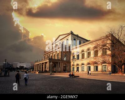 HANNOVER, GERMANIA - 22 aprile 2021: L'Opera di Hannover con luci e ombre in una serata di sole Foto Stock