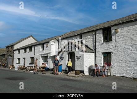 Persone fuori dal Kirkstone Pass Inn in estate. Foto Stock