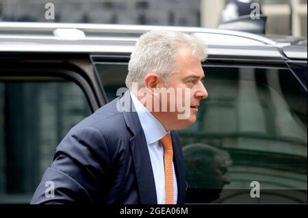 Londra, Regno Unito. 18 agosto 2021. Brandon Lewis - Segretario di Stato per l'Irlanda del Nord - arriva a Downing Street per un incontro con il primo Ministro mentre il dibattito sull'Afghanistan continua in Parlamento. Credit: Phil Robinson/Alamy Live News Foto Stock