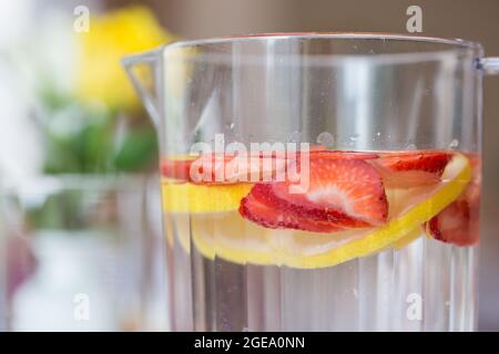 Una caraffa rinfrescante di acqua con fette di frutta Foto Stock