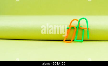 Coppia felice seduta in una posa dolce. Immagine umana astratta della clip di carta. Fotografia creativa. Still Life. Copia spazio Foto Stock