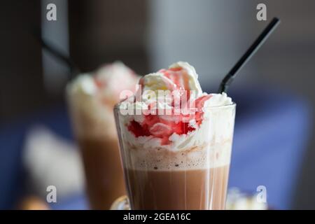 Frappè di fragola e cioccolato bevanda ghiacciata con crema e paglia Foto Stock
