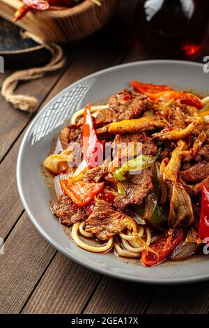 Tagliatelle asiatiche di agman guiru Foto Stock